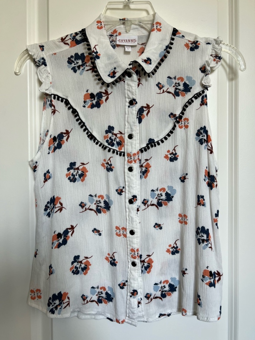 Shyanne Size L White Floral Sleeveless Pearl Snap Top with Black Pom Trim